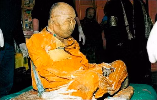 Nghi vấn xác ướp trăm tuổi của Lạt Ma Phật giáo hồi sinh