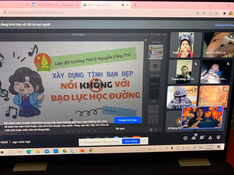 Học sinh trong CLB Truyền thông - Trường THCS Nguyễn Công Trứ thực hiện phần giới thiệu sách cùng Ban thư viện nhà trường.