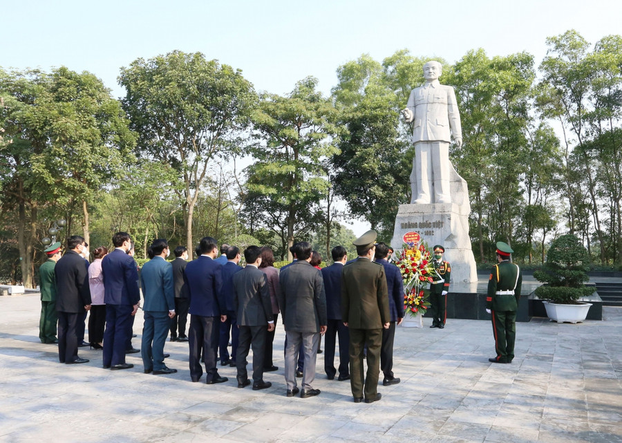 Đoàn đại biểu Tỉnh ủy - HĐND - UBND - Ủy ban MTTQ - Đoàn ĐBQH tỉnh dâng hương đồng chí Hoàng Quốc Việt.