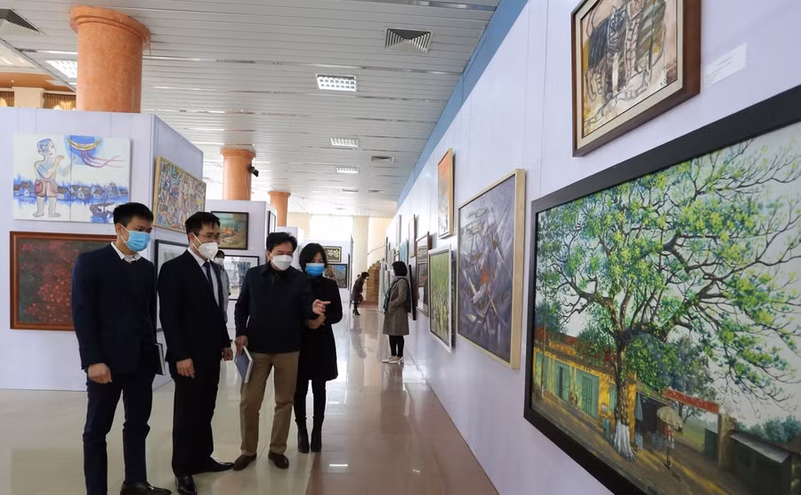Các đại biểu thăm quan tác phẩm tại triển lãm.