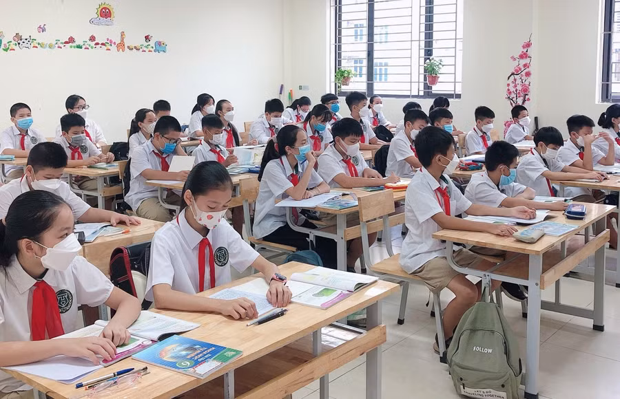 Học sinh đến trường thực hiện 5K và trong lớp học đeo khẩu trang phòng dịch.