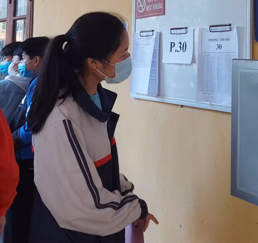 Thí sinh xem số báo danh thi tại điểm thi Trường THPT Việt Yên số 2