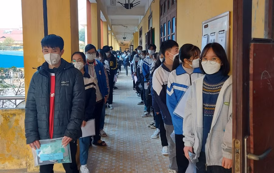 Thí sinh chuẩn bị vào phòng thi tại điểm thi Trường THPT Việt Yên số 2.