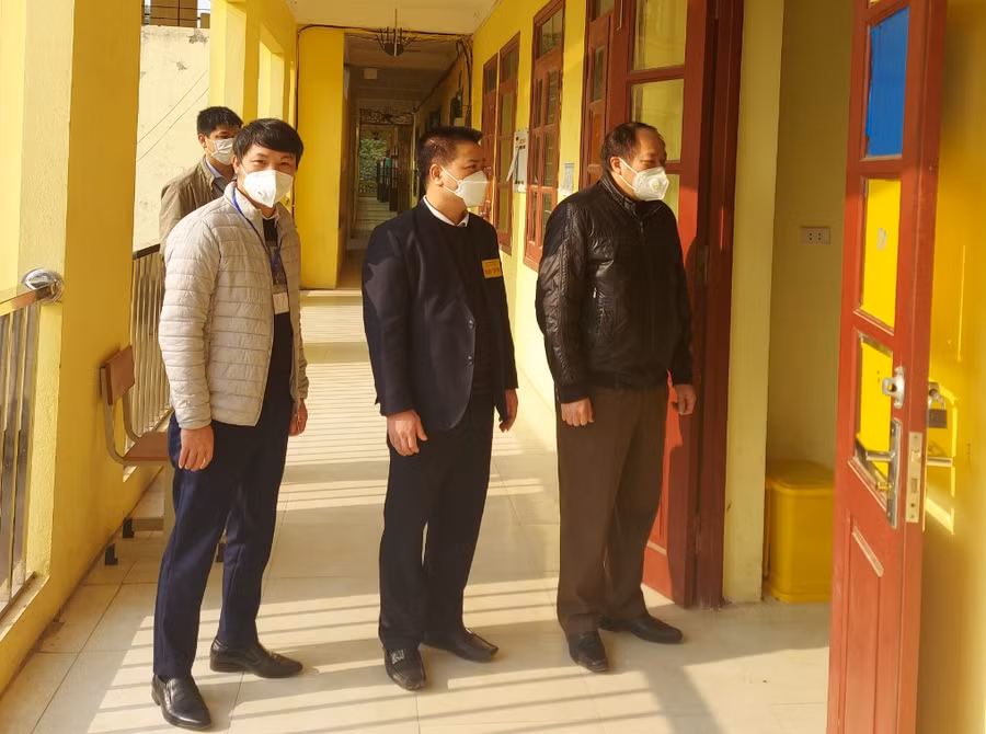 Ông Tạ Việt Hùng (bên phải) kiểm tra tại điểm thi Trường THPT Việt Yên số 2.