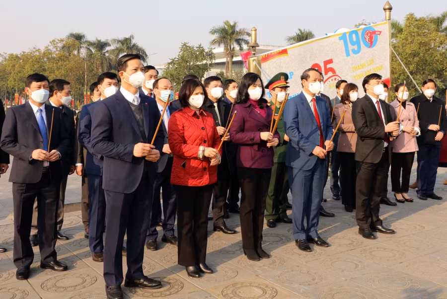 Các đồng chí lãnh đạo tỉnh Bắc Ninh dâng hương tưởng nhớ Thái Tổ Lý Công Uẩn.