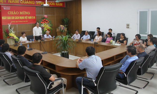 Thứ trưởng Phạm Mạnh Hùng phát biểu chia sẻ với tập thể cán bộ phóng viên Báo Giáo dục và Thời đại