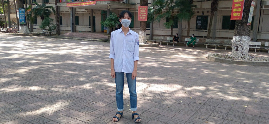 Thí sinh Giáp Huy Công đến Điểm thi sớm sẵn sàng hoàn thành bài thi cuối.