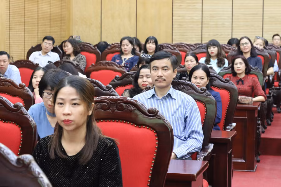 Đại diện Ban Giám hiệu, phụ huynh học sinh các trường trên địa bàn quận Ba Đình đối thoại về công tác thu, chi tài chính.