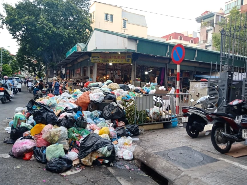 Rác thải sinh hoạt tràn ra đường (Ảnh minh họa).