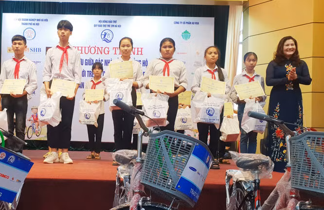 Trao kinh phí học tập cho HS có hoàn cảnh khó khăn vượt khó học tốt thuộc 10 xã vùng đồng bào dân tộc thiểu số.