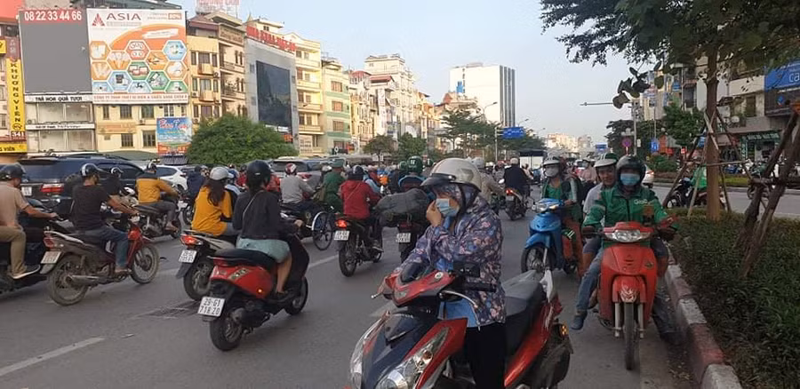 Nhiều trường hợp đi ngược chiều là nguyên nhân gây ùn tắc giao thông.