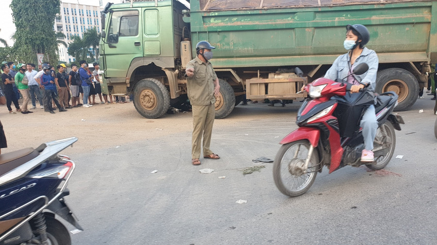 Hiện trường vụ TNGT trên đại lộ Thăng Long (Hà Nội).