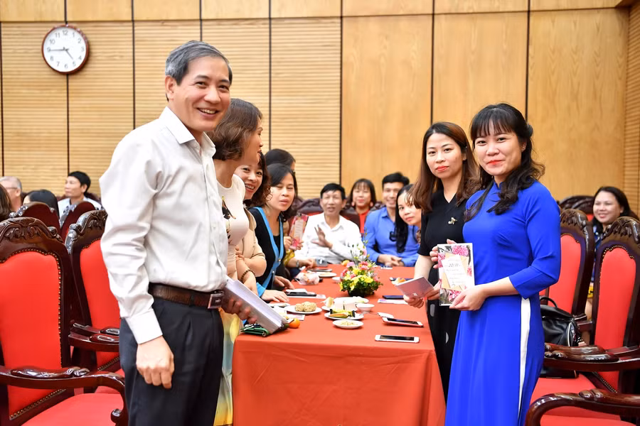 Bí thư Quận ủy Ba Đình Hoàng Minh Dũng Tiến chức mừng các thầy cô giáo nhân ngày Nhà giáo Việt Nam 20/11.