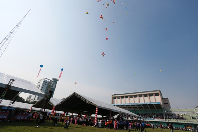 Tân SV thả bóng bay lên bầu trời cùng với ước mơ về một tương lai tươi đẹp Tân SV thả bóng bay lên bầu trời cùng với ước mơ về một tương lai tươi đẹp