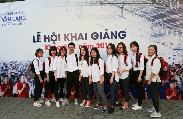 Tân sinh viên khóa 24 (ĐH Văn Lang) hào hứng với chương trình khai giảng truyền thống Tân sinh viên khóa 24 (ĐH Văn Lang) hào hứng với chương trình khai giảng truyền thống