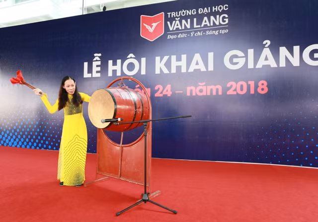 PGS.TS. Trần Thị Mỹ Diệu - Hiệu trưởng nhà trường, đánh trống khai giảng khóa học mới 