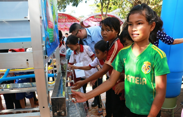 Niềm vui của các em học sinh khi được sử dụng nước sạch Niềm vui của các em học sinh khi được sử dụng nước sạch
