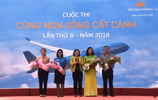 Bà Bùi Thị Diễm Thu – Phó Giám đốc Sở GD&ĐT TPHCM tặng hoa cám ơn đại diện các đơn vị đồng hành, tài trợ cho cuộc thi