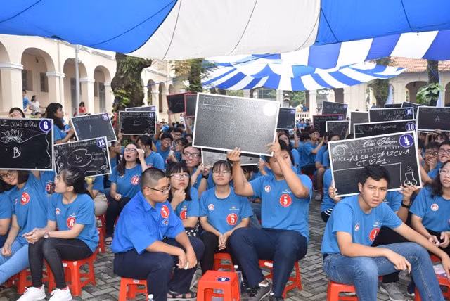 Các đội thi tham gia trả lời câu hỏi vòng sơ loại, sáng ngày 14/10