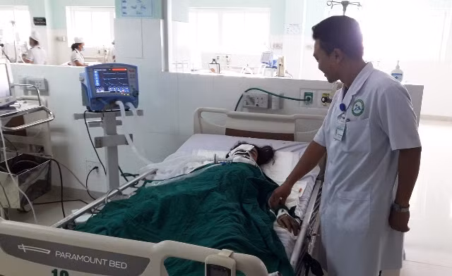 Cô Huê đang được cấp cứu tại Bệnh viên đa khoa tỉnh Kon Tum