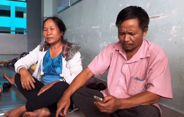 Người nhà cô Huê đang ở bệnh viên để chăm sóc