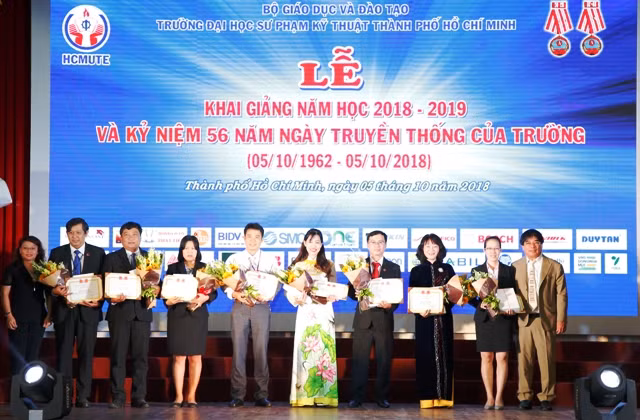 Nhà trường tuyên dương CBVC đạt thành tích xuất sắc trong năm học 2017-2018
