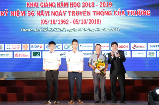 PGS.TS Lê Hiếu Giang - Phó hiệu trưởng HCMUTE trao học bổng của gia đình cố bộ trưởng Vũ Đình Hòe cho tân sinh viên đạt thủ khoa đầu vào PGS.TS Lê Hiếu Giang - Phó hiệu trưởng HCMUTE trao học bổng của gia đình cố bộ trưởng Vũ Đình Hòe cho tân sinh viên đạt thủ khoa đầu vào