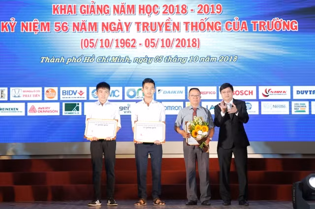 PGS.TS Lê Hiếu Giang - Phó hiệu trưởng HCMUTE trao học bổng của gia đình cố bộ trưởng Vũ Đình Hòe cho tân sinh viên đạt thủ khoa đầu vào