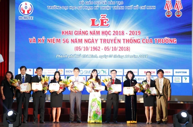 Nhà trường tuyên dương CBVC đạt thành tích xuất sắc trong năm học 2017-2018