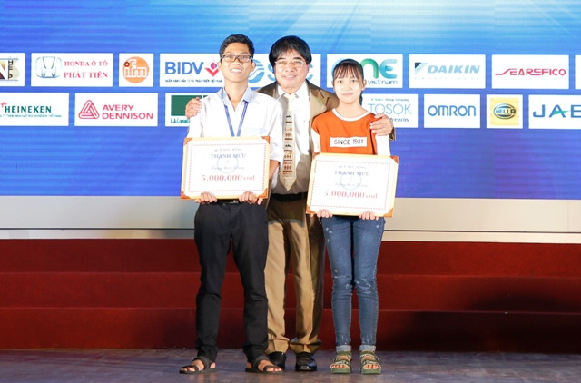 PGS.TS Đỗ Văn Dũng - Hiệu trưởng HCMUTE trao học bổng Tnanh Mưu cho tân SV PGS.TS Đỗ Văn Dũng - Hiệu trưởng HCMUTE trao học bổng Tnanh Mưu cho tân SV