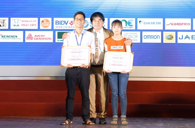 PGS.TS Đỗ Văn Dũng - Hiệu trưởng HCMUTE trao học bổng Tnanh Mưu cho tân SV