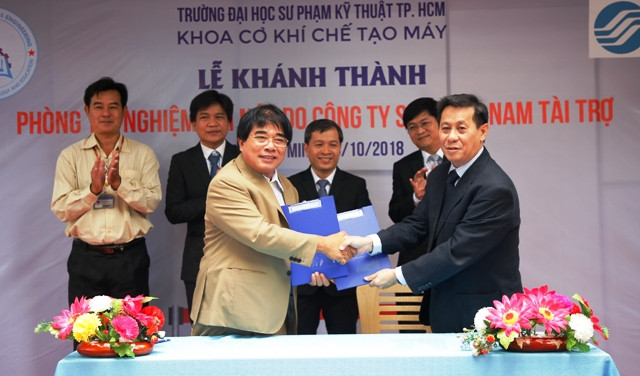 Đại diện HCMUTE và Công ty SMC ký biên bản hợp tác bàn giao Phòng thí nghiệm khí nén do công ty SMC tài trợ cho HCMUTE Đại diện HCMUTE và Công ty SMC ký biên bản hợp tác bàn giao Phòng thí nghiệm khí nén do công ty SMC tài trợ cho HCMUTE