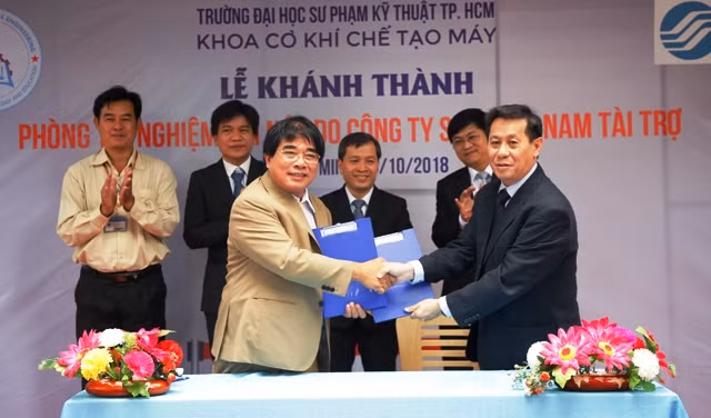 Đại diện HCMUTE và Công ty SMC ký biên bản hợp tác bàn giao Phòng thí nghiệm khí nén do công ty SMC tài trợ cho HCMUTE