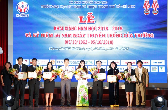 Nhà trường tuyên dương CBVC đạt thành tích xuất sắc trong năm học 2017-2018