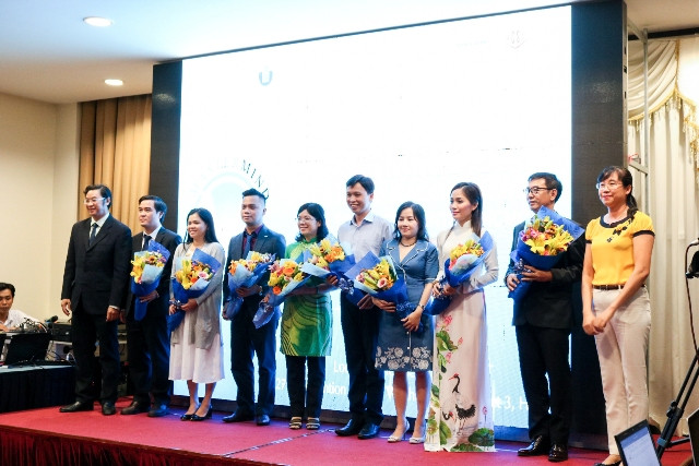 TS Hồ Nhựt Quang – Phó Hiệu trưởng HCMIU, tặng hoa cám ơn các thành viên Ban giám khảo cuộc thi TS Hồ Nhựt Quang – Phó Hiệu trưởng HCMIU, tặng hoa cám ơn các thành viên Ban giám khảo cuộc thi