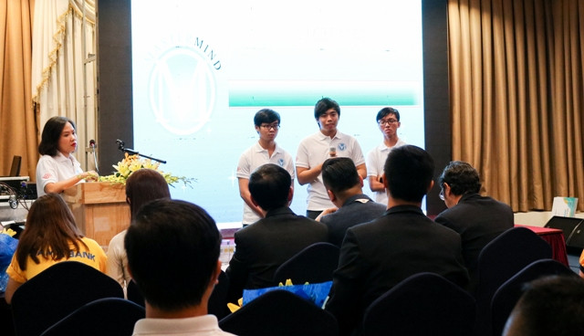 Đội Blocky đang trình bày đề tài dự thi Đội Blocky đang trình bày đề tài dự thi