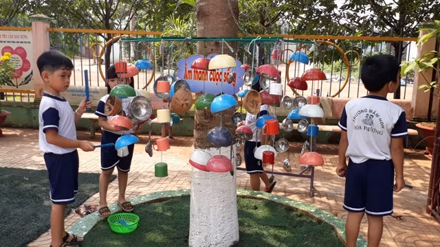 Dàn nhạc bằng vật liệu tái chế tại trường mầm non Hoa Phượng (TX Đồng Xoài, Bình Phước)