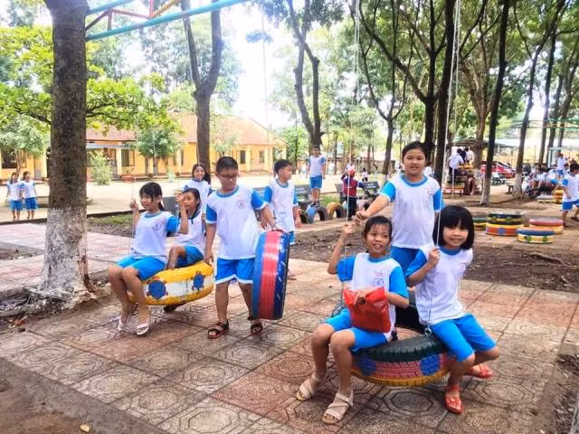 Sân chơi bằng vật dụng tái chế của Trường Tiểu học Tân Phú (TX Đồng Xoài, Bình Phước) luôn thu hút các em học sinh sau mỗi giờ ra chơi