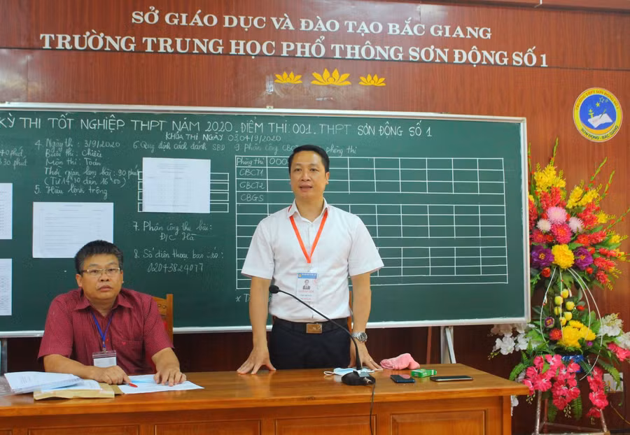 Chánh Thanh tra Bộ GD&ĐT kiểm tra công tác thi tại điểm thi trường THPT Sơn Động số 1.