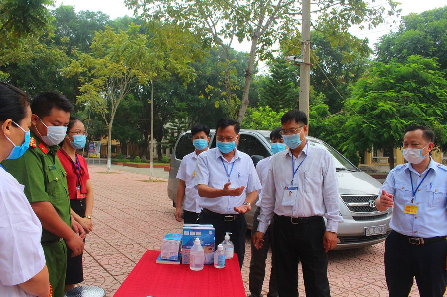 Phó Giám đốc Sở GD&amp;ĐT Bắc Giang Nguyễn Văn Thêm cùng đoàn kiểm tra thi tại điểm thi trường THPT Sơn Động số 1.