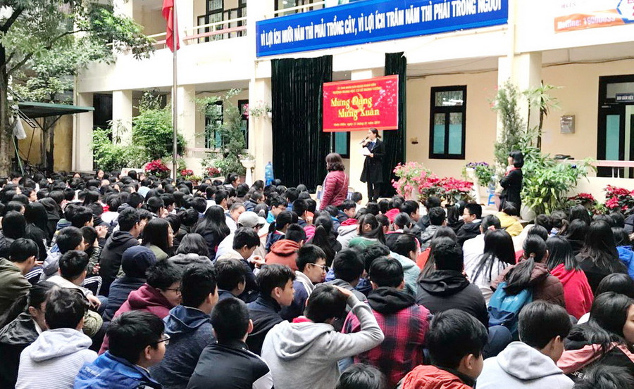 Buổi sinh hoạt ngoại khóa của học sinh trường Trung Vương nghe thông tin về Cuộc gặp thượng đỉnh Mỹ - Triều. Buổi sinh hoạt ngoại khóa của học sinh trường Trung Vương nghe thông tin về Cuộc gặp thượng đỉnh Mỹ - Triều.