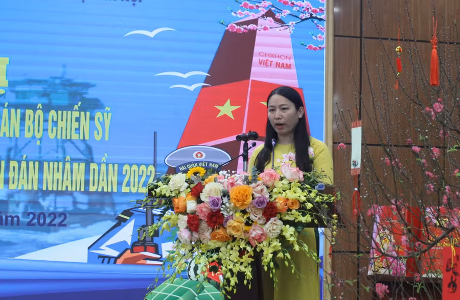 Cô Nguyễn Thị Hoài Thương - giáo viên Trường tiểu học Yên Viên, huyện Gia Lâm, vợ của chiến sĩ Đinh Ngọc Khánh đang công tác tại đảo Bạch Long Vĩ phát biểu