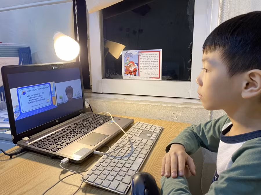 Học sinh lớp 1 và 2 tự tin vượt qua thử thách.