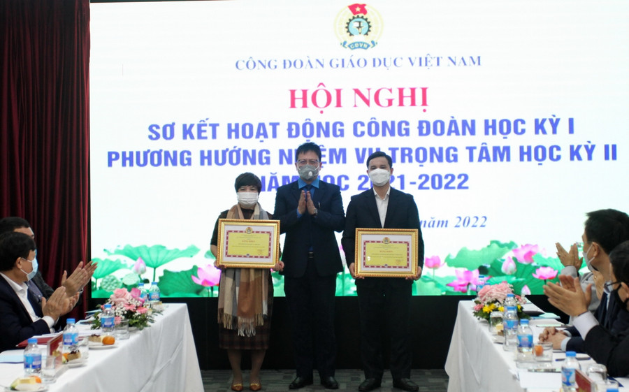 Nhà báo Dương Thanh Hương (bên trái), Chủ tịch Công đoàn Báo Giáo dục và Thời đại đại diện nhận bằng khen cho tập thể Công đoàn Báo Giáo dục và Thời đại và Văn phòng Bộ từ Chủ tịch Công đoàn Giáo dục Việt Nam Nguyễn Ngọc Ân (ở giữa). Nhà báo Dương Thanh Hương (bên trái), Chủ tịch Công đoàn Báo Giáo dục và Thời đại đại diện nhận bằng khen cho tập thể Công đoàn Báo Giáo dục và Thời đại và Văn phòng Bộ từ Chủ tịch Công đoàn Giáo dục Việt Nam Nguyễn Ngọc Ân (ở giữa).