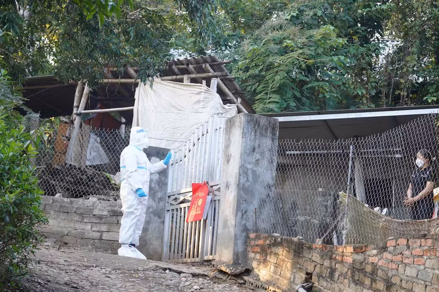 Vợ thầy giáo Cầm Văn Tiệp -Trường TH&amp;THCS Tường Phù nhận quà của ông Nguyễn Ngọc Ân - Chủ tịch Công đoàn Giáo dục Việt Nam.