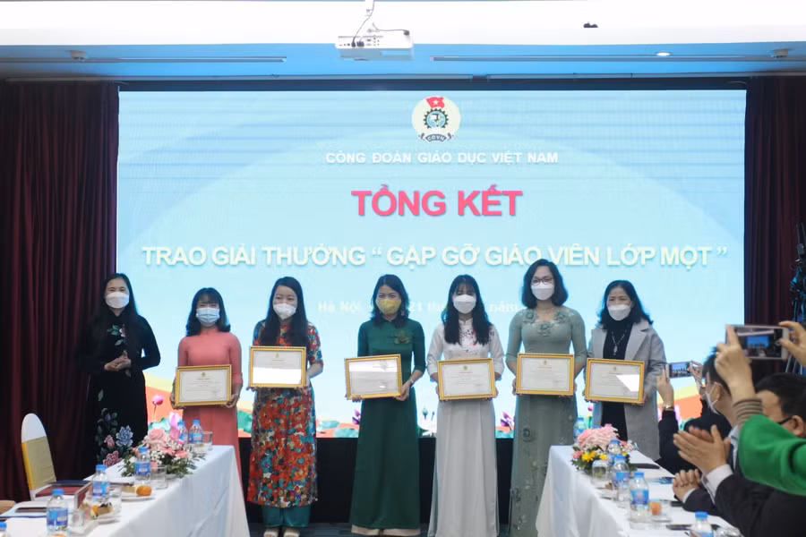 Các giáo viên nhận giải khuyến khích