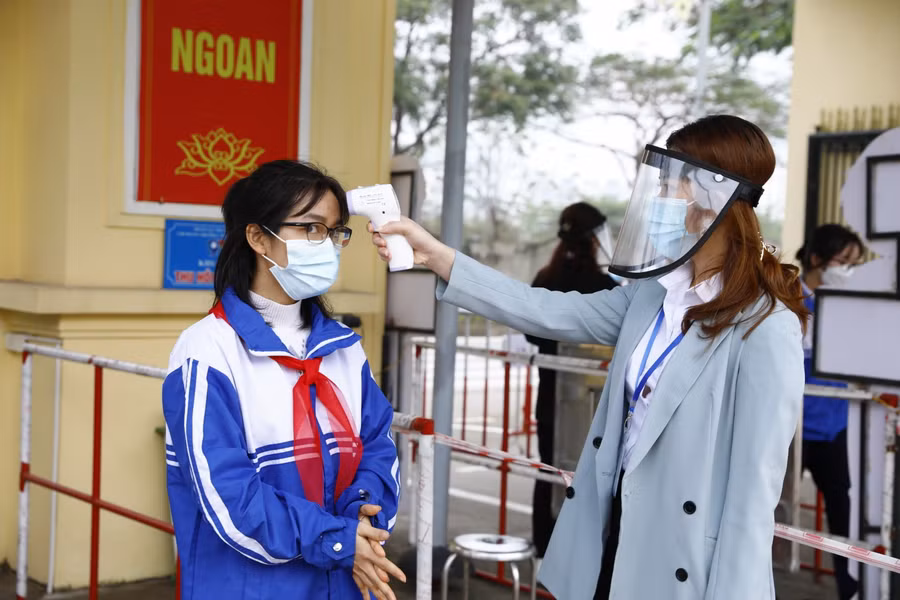 Thực hiện đo thân nhiệt cho học sinh