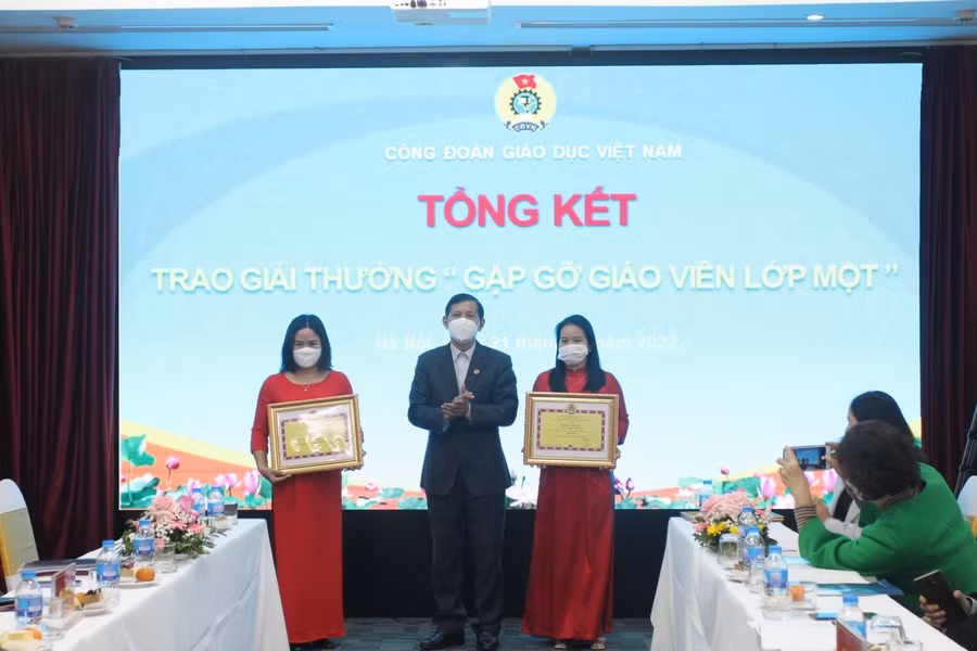 Các giáo viên nhận giải Nhì