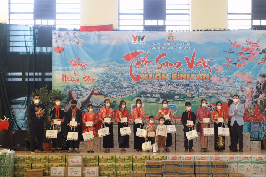 Tặng quà cho học sinh hoàn cảnh khó khăn.