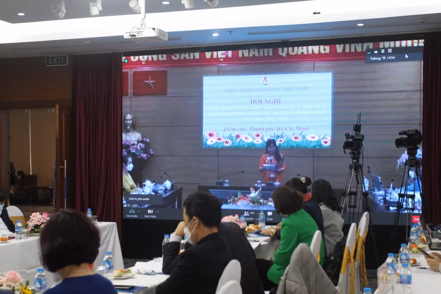 Đại biểu tại các điểm cầu tham luận tại hội nghị